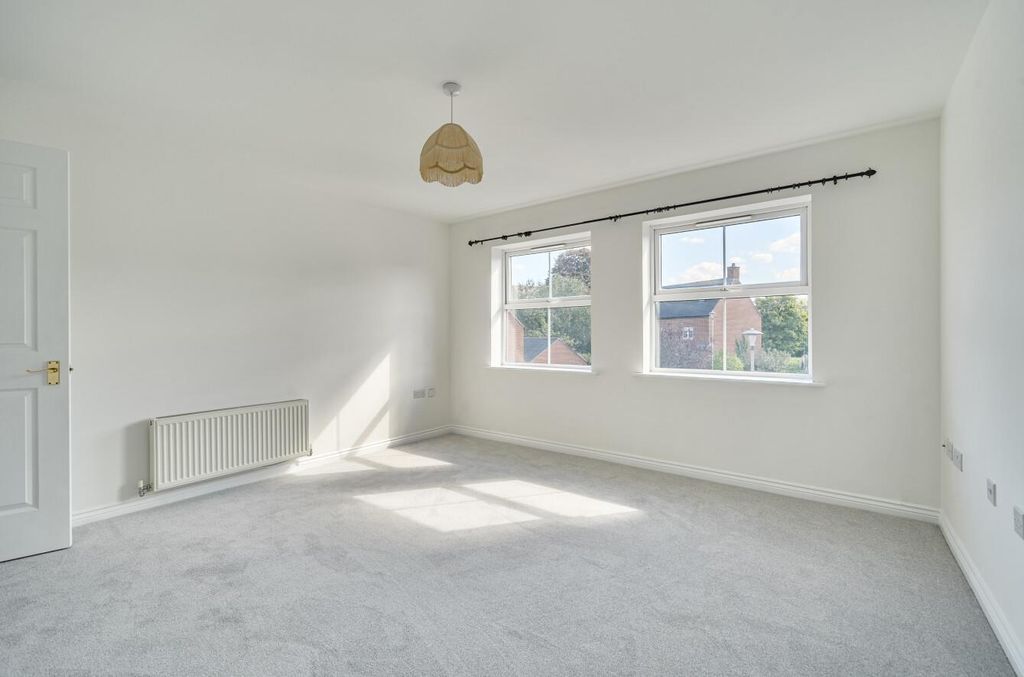 3 bed flat for salePopham Close, Tiverton, Devon EX16 photo 4