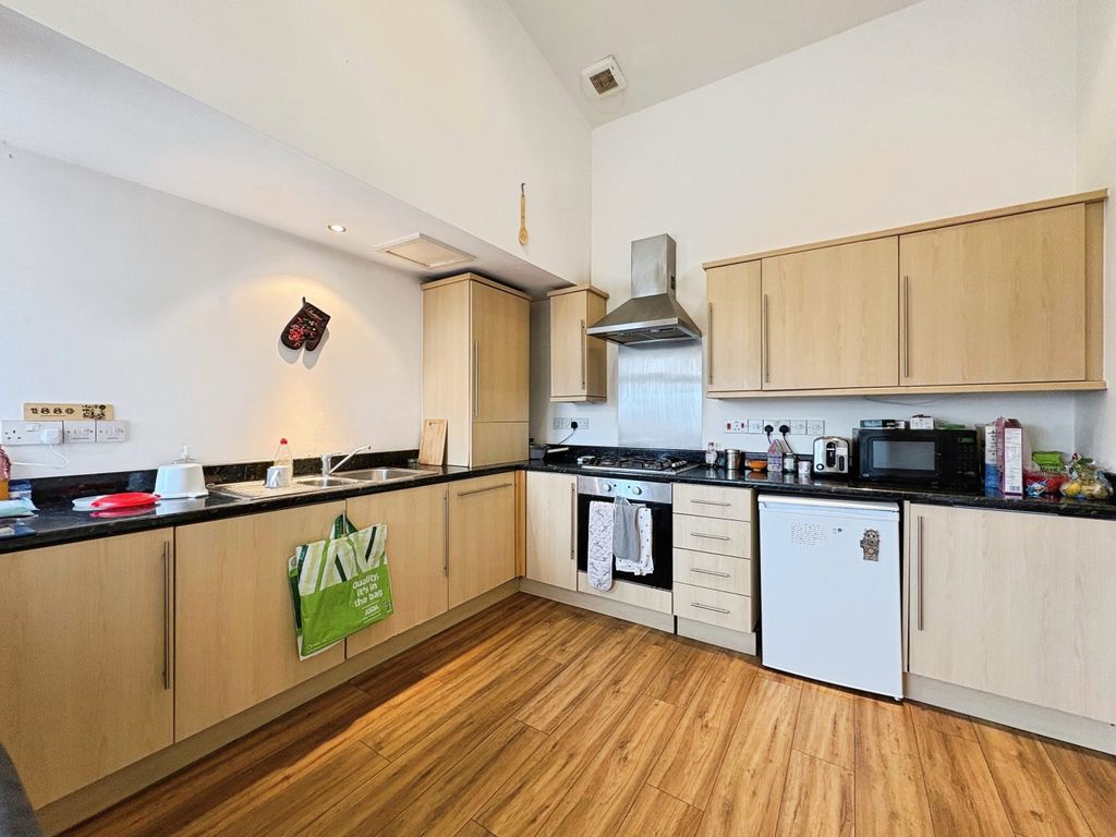 2 bed flat for salePreston Road, Yeovil BA20 photo 2