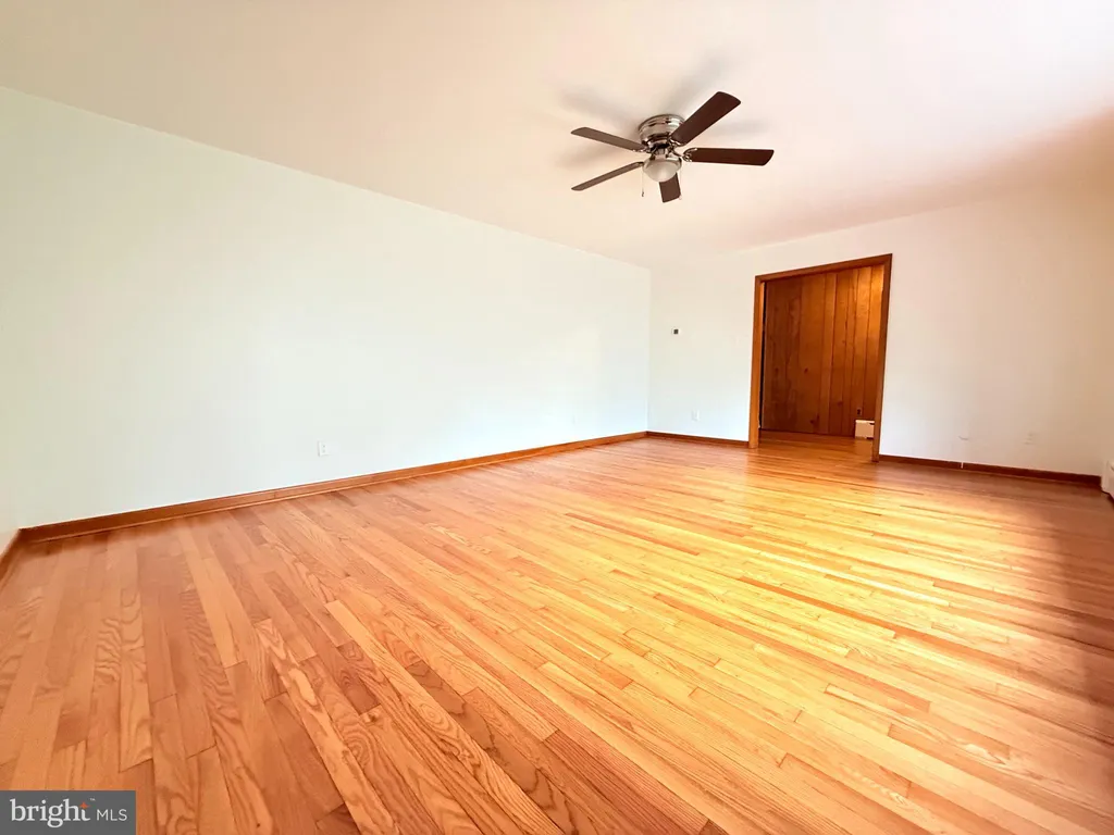 2392 E Avenue, Levittown, PA 19056 photo 3