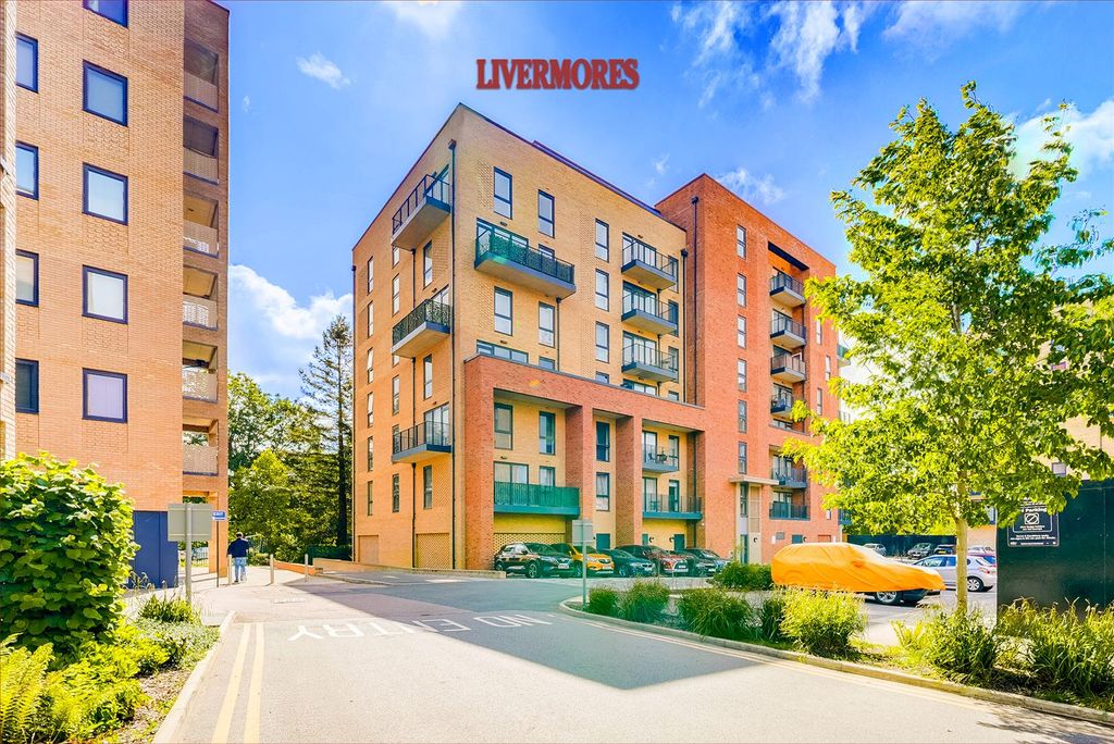 2 bed flat for saleTruman Way, Dartford DA1