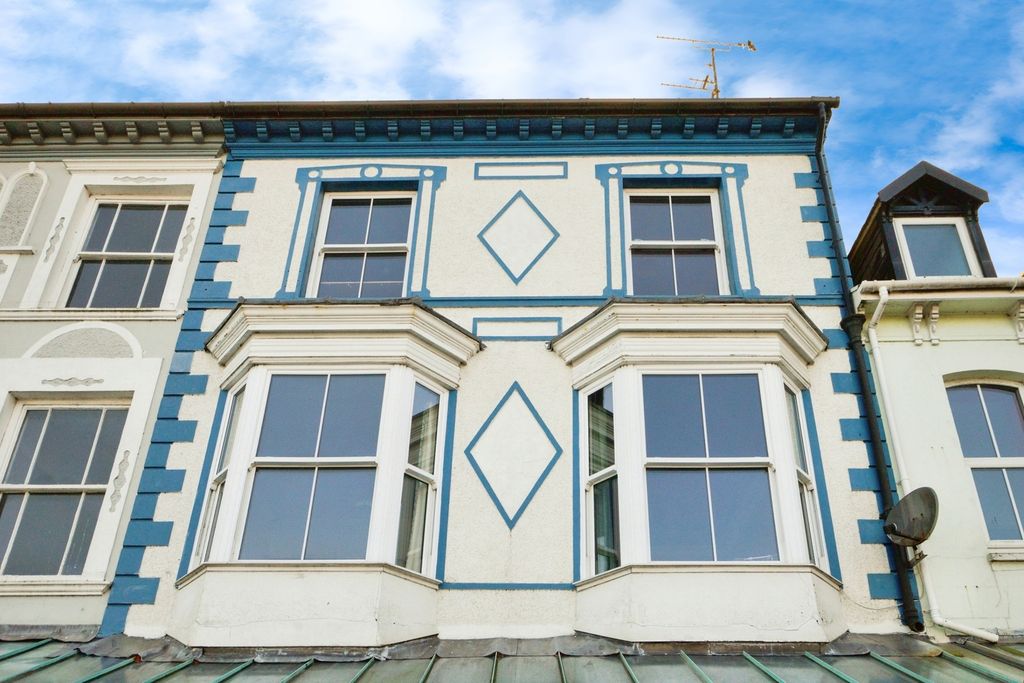 4 bed flat for saleStation Square, Pwllheli, Gwynedd LL53 photo 2