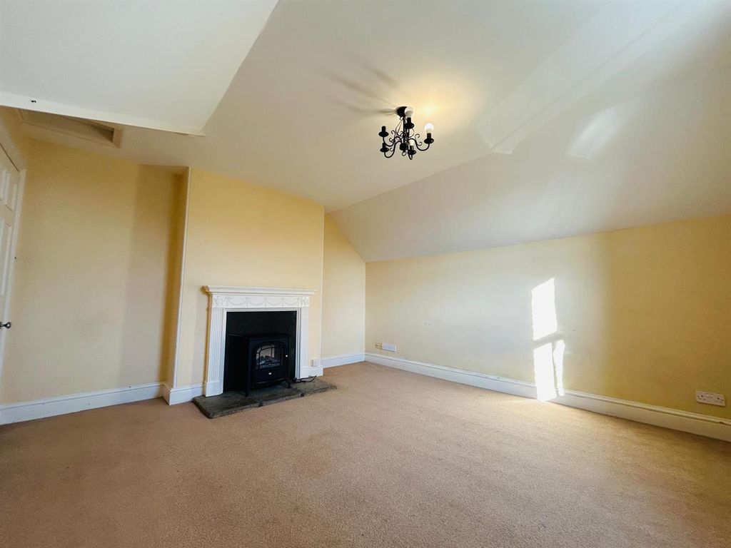 2 bed flat for saleLower Town, Halberton EX16 photo 2