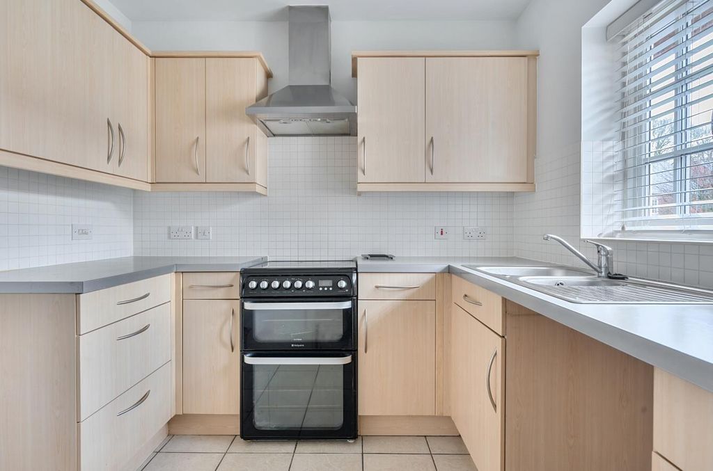 2 bed flat for saleHeyridge Meadow, Cullompton, Devon EX15 photo 2