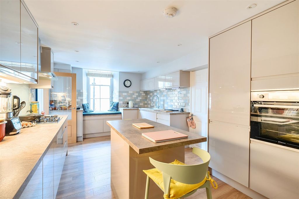 Additional image 2 of 3 bed flat for saleSilver Street, Ilminster TA19