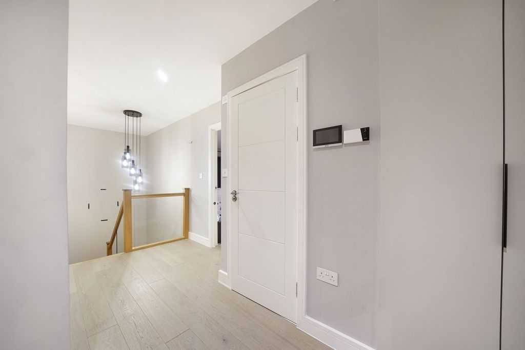 Additional image 3 of 3 bed flat for saleSouth Park Hill Road, South Croydon CR2