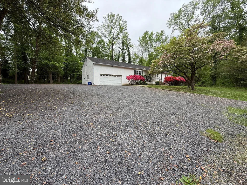 2392 E Avenue, Levittown, PA 19056 photo 2