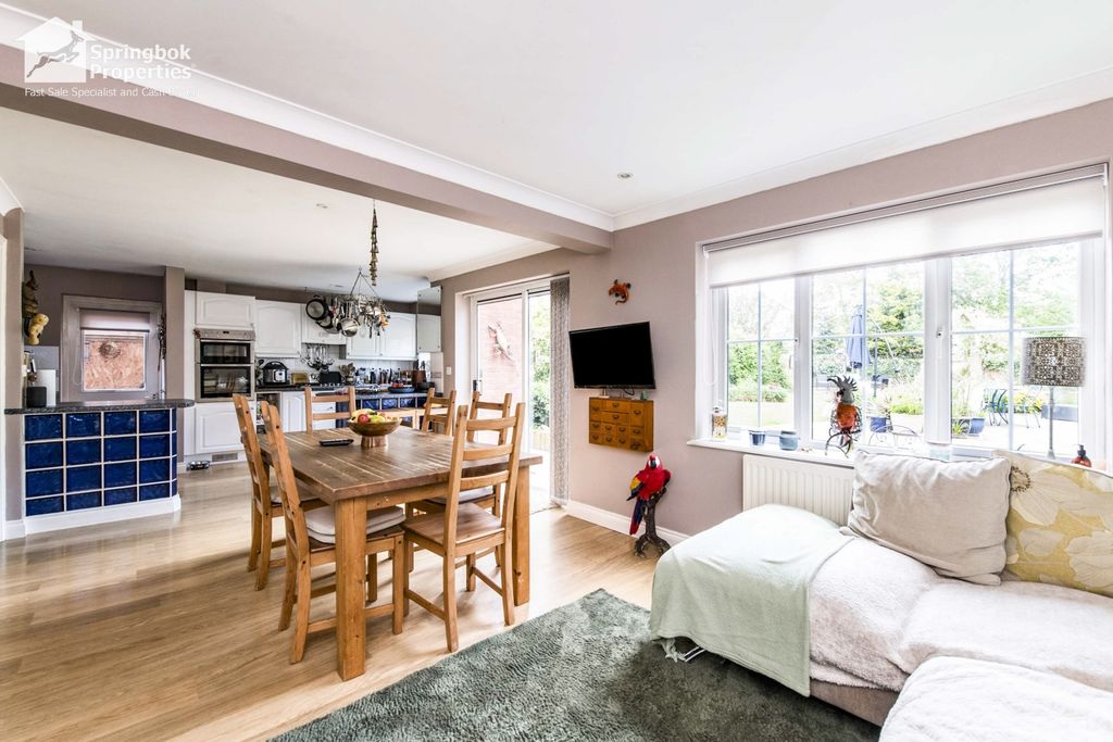 4 bed detached house for saleLinnet Dene, Cullompton, Devon EX15 photo 4