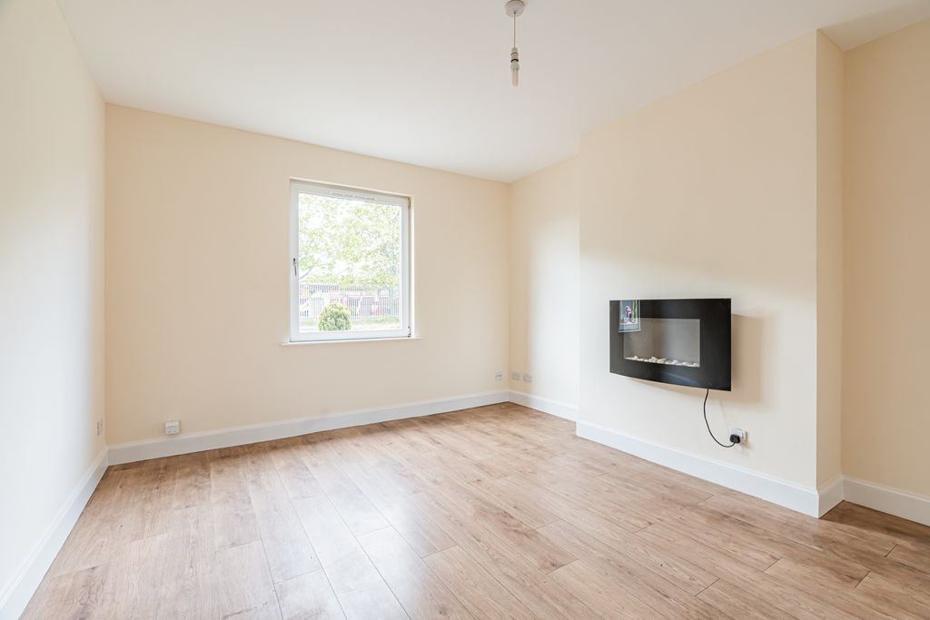 2 bed flat for sale36/2 Parkhead Drive, Edinburgh EH11 photo 4