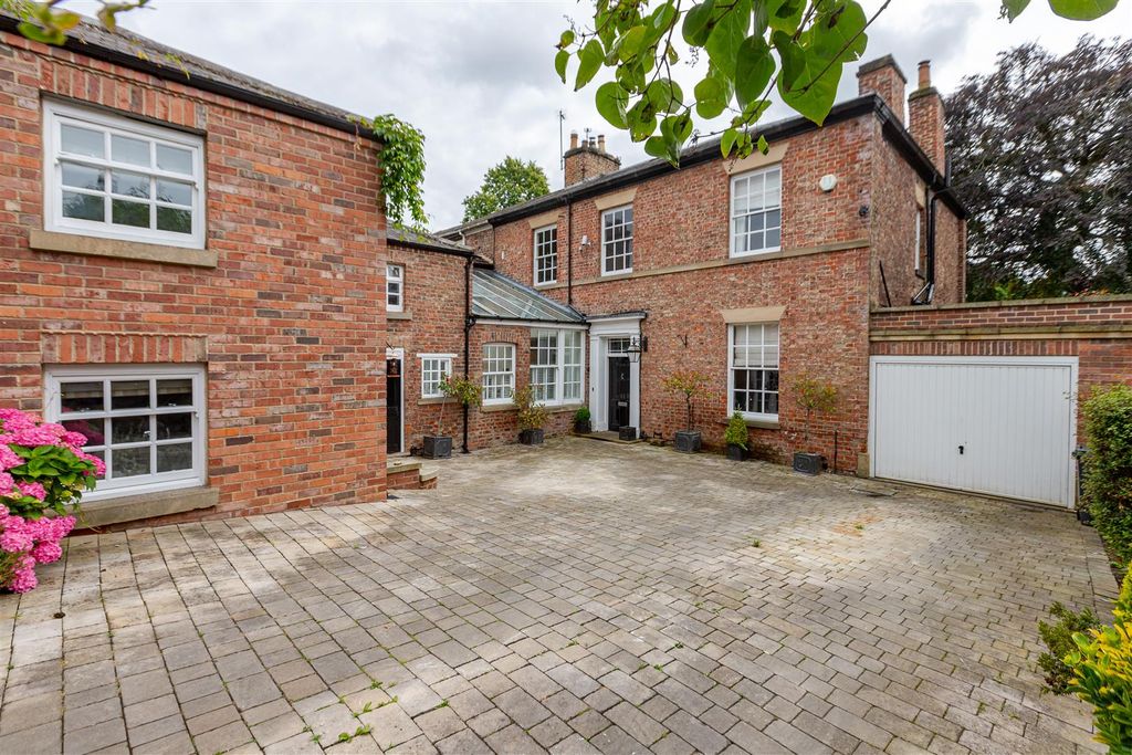 Additional image 2 of 6 bed property for saleConiscliffe Road, Darlington DL3