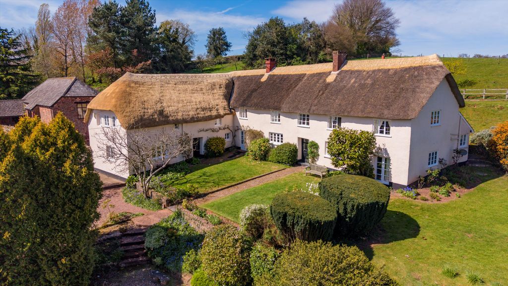 6 bed detached house for saleCullompton, Devon EX15. photo 2
