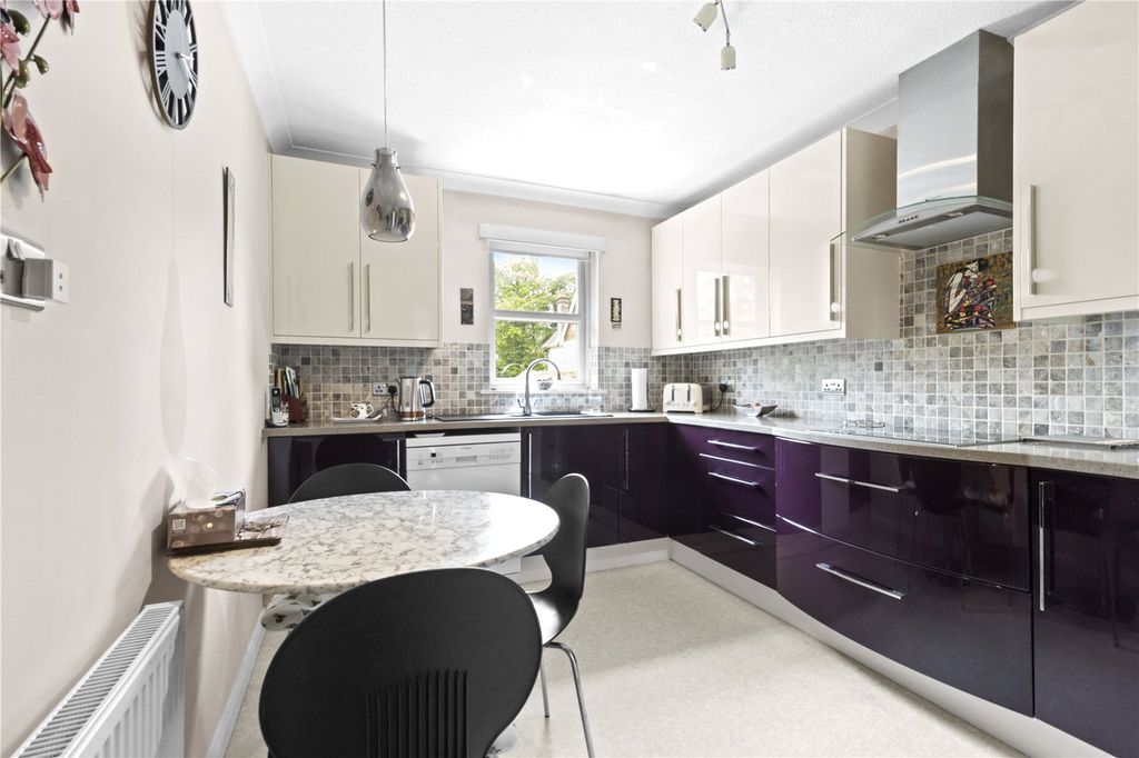 2 bed flat for saleCrowborough Hill, Crowborough, East Sussex TN6 photo 3
