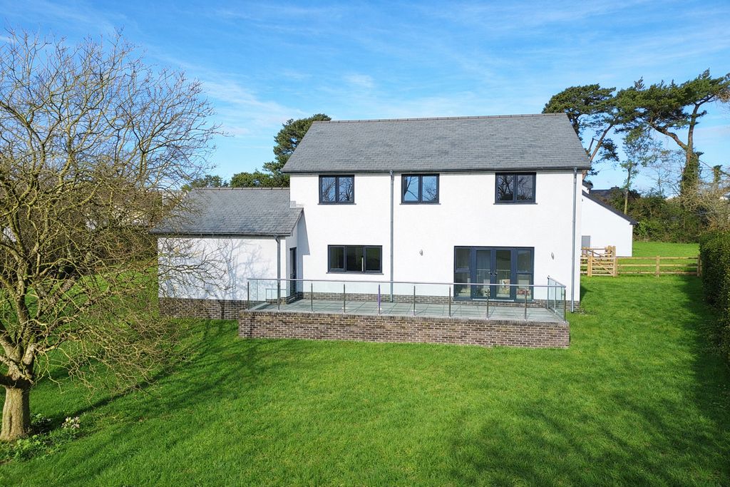 4 bed detached house for saleTiverton Road, Devon EX15 photo 2