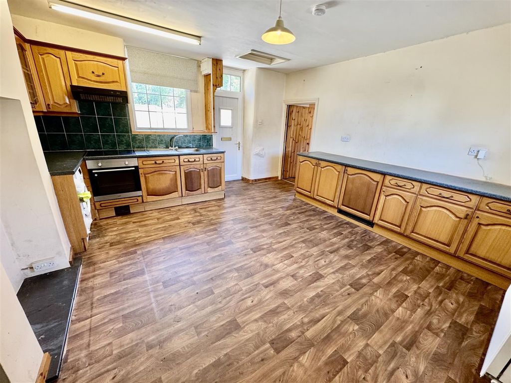 2 bed detached house for saleCriccieth LL52 photo 2
