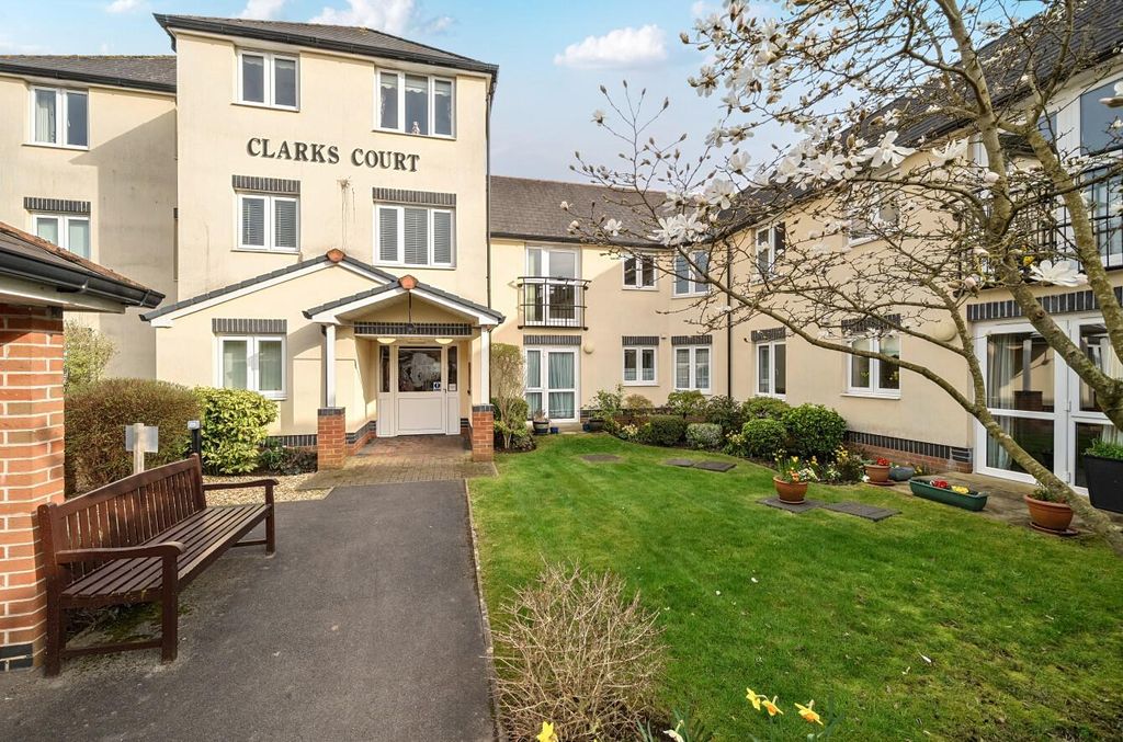 2 bed flat for saleHigh Street, Cullompton, Devon EX15