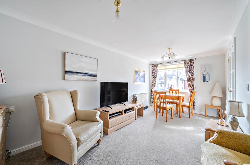 2 bed flat for saleHigh Street, Cullompton, Devon EX15 photo 4