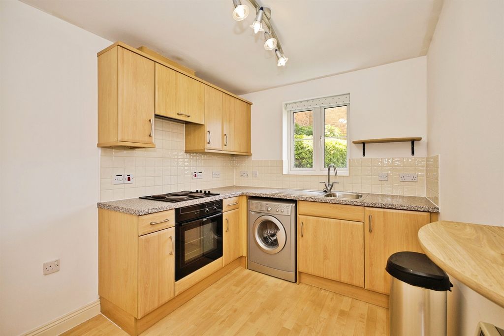 1 bed flat for saleMonk Barton Close, Yeovil BA21 photo 5