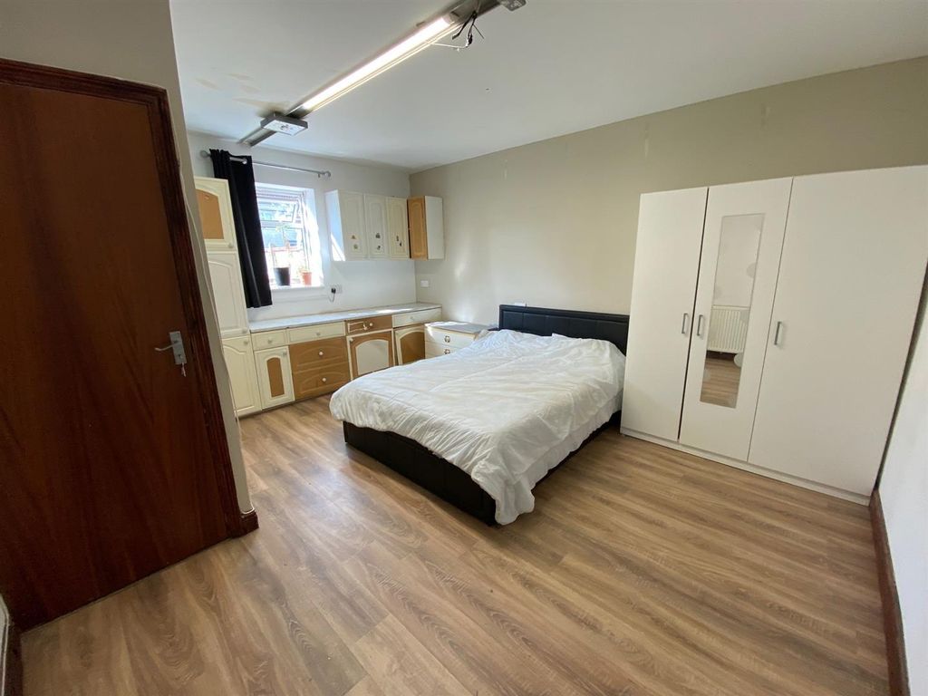 Additional image 9 of 4 bed semi-detached house for saleHunters Hall Road, Dagenham RM10