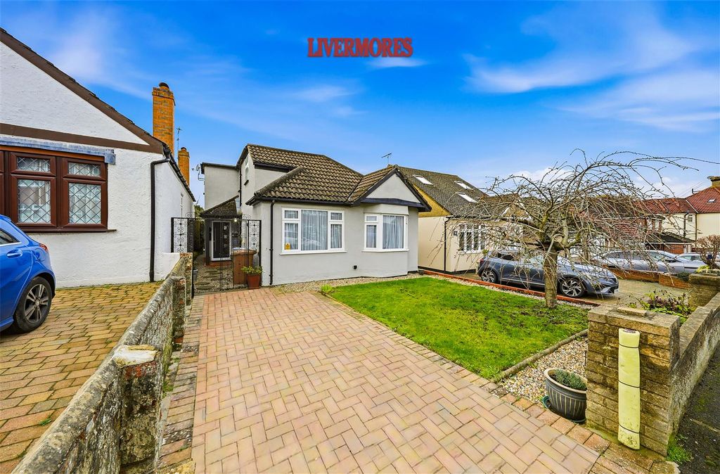 4 bed detached bungalow for saleHeathview Avenue, Crayford, Dartford DA1