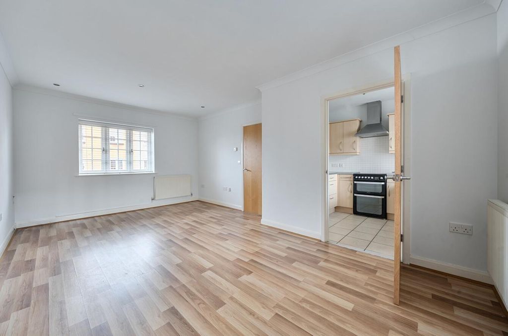 2 bed flat for saleHeyridge Meadow, Cullompton, Devon EX15 photo 4