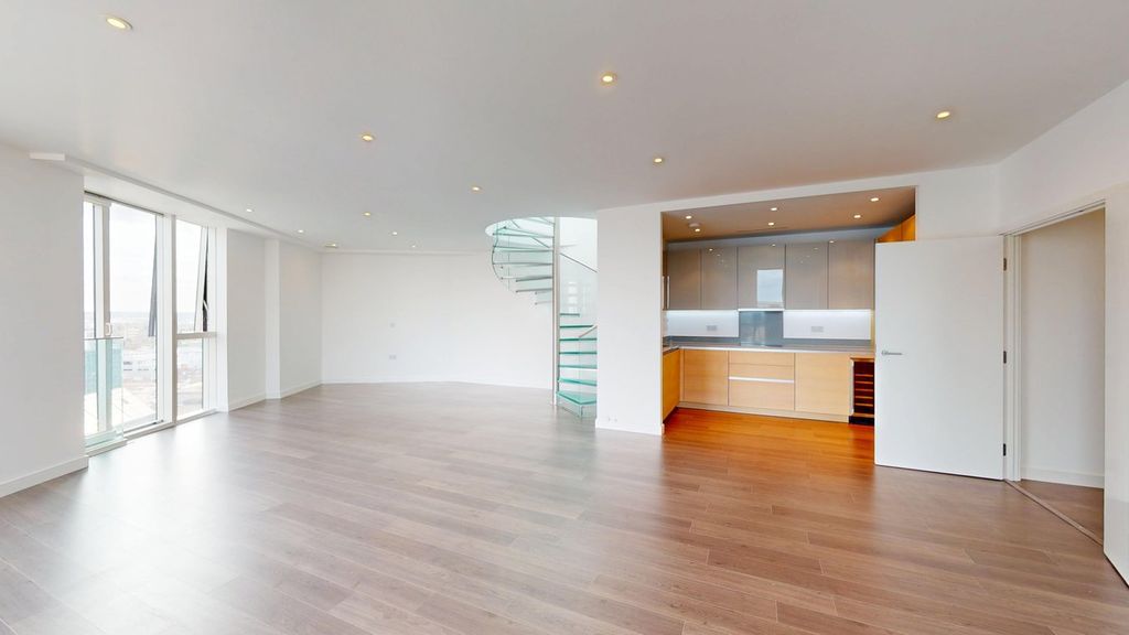 3 bed flat for saleTennyson Apartments, 1 Saffron Central Square, Croydon CR0 photo 3
