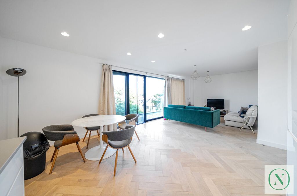 3 bed flat for saleBell Foundry Close, Croydon CR0 photo 5
