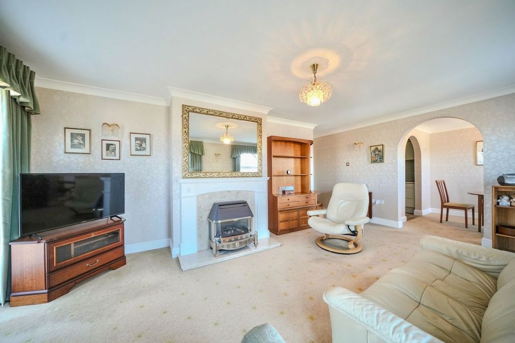 2 bed flat for saleColne Road, Cromer NR27 photo 2