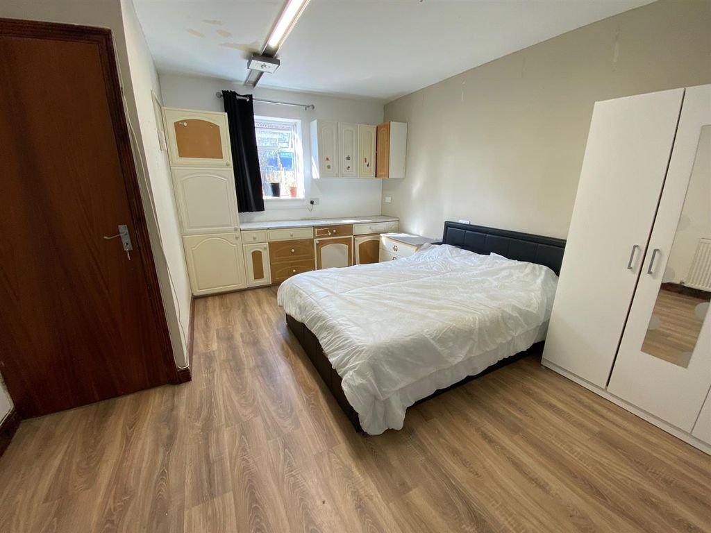 Additional image 10 of 4 bed semi-detached house for saleHunters Hall Road, Dagenham RM10