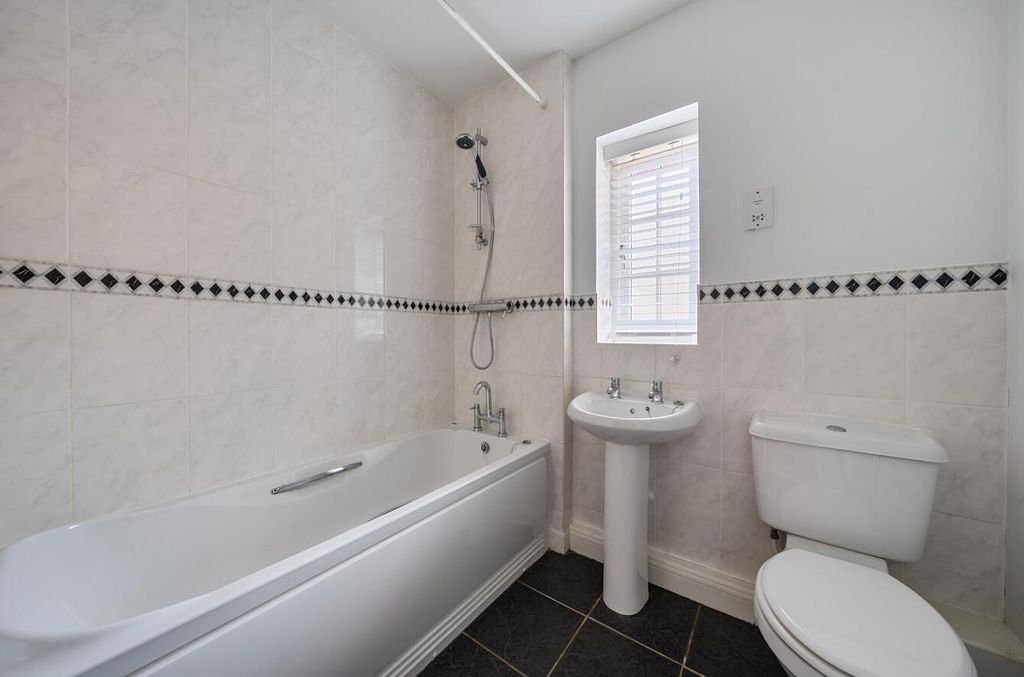 2 bed flat for saleHeyridge Meadow, Cullompton, Devon EX15 photo 5