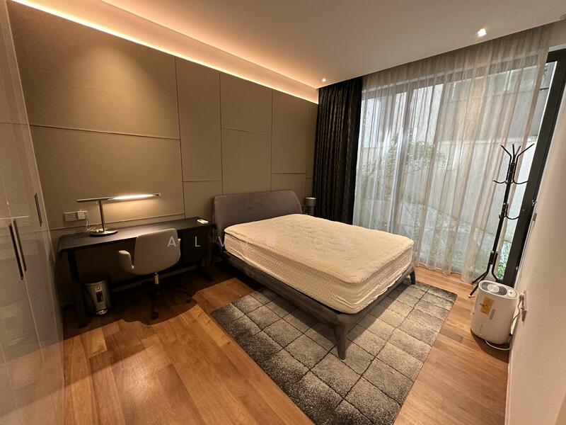 18 Nassim Hill photo 3