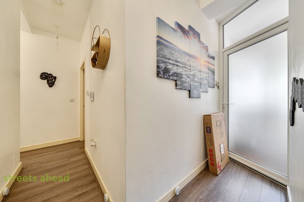 2 bed flat for saleBarclay Road, Croydon CR0 photo 4