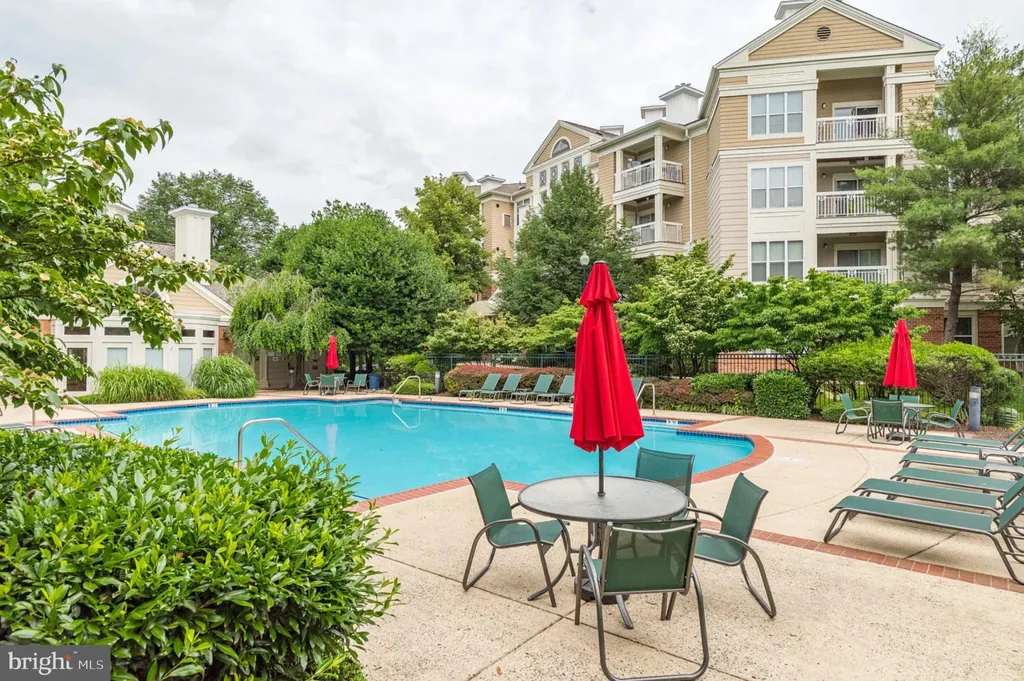 2204 Westcourt Lane Unit 317, Herndon, VA 20170