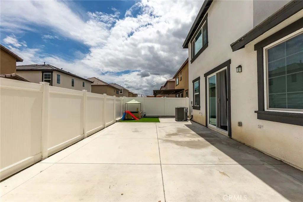 2464 Gunner Ridge Way, Rialto, CA 92377 photo 5