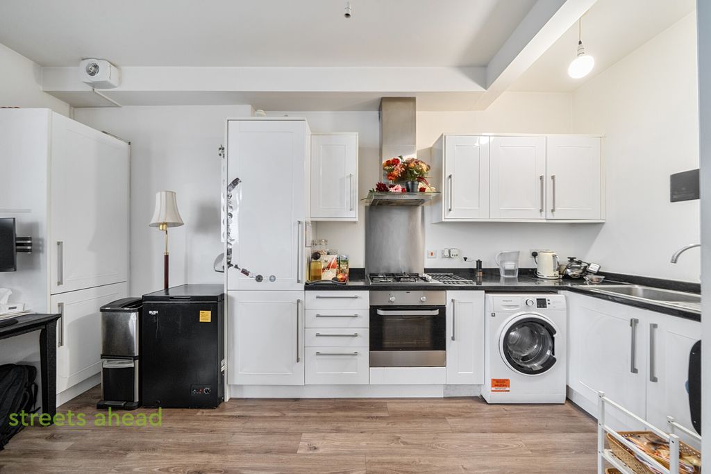 2 bed flat for saleBarclay Road, Croydon CR0 photo 2