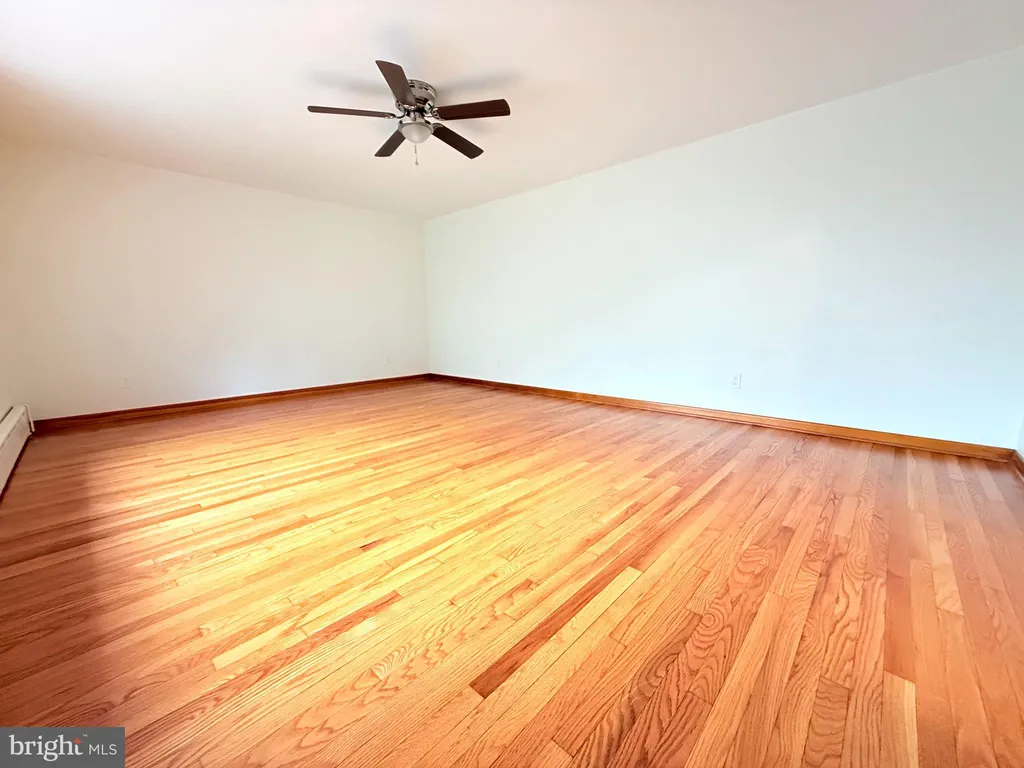 2392 E Avenue, Levittown, PA 19056 photo 4