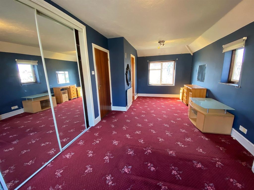 Additional image 6 of 4 bed semi-detached house for saleHunters Hall Road, Dagenham RM10