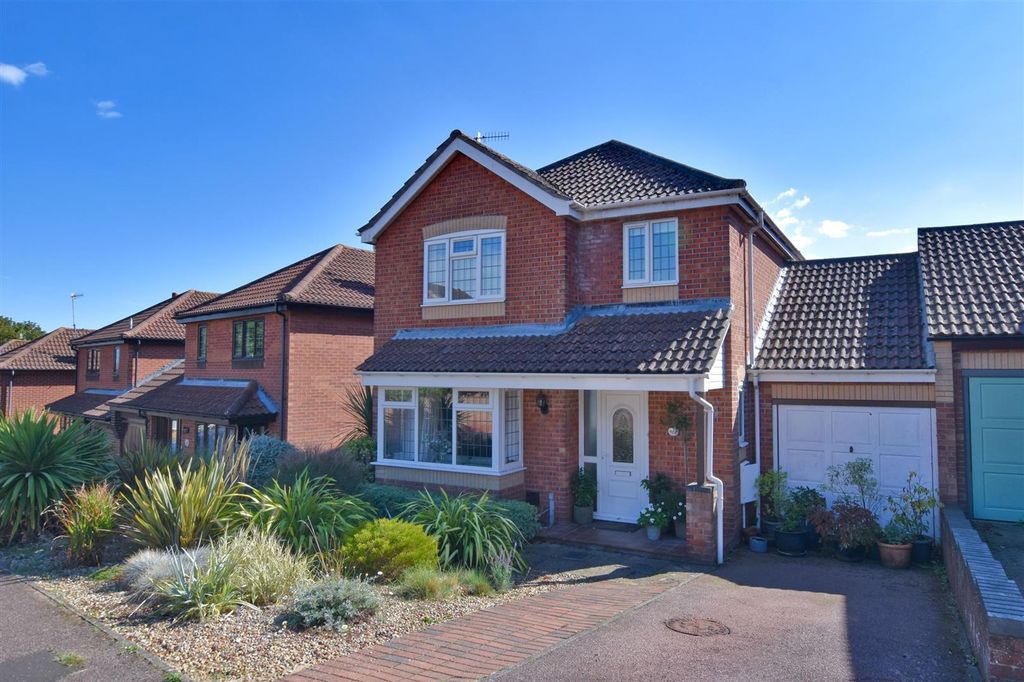 3 bed link detached house for saleFulcher Avenue, Cromer NR27
