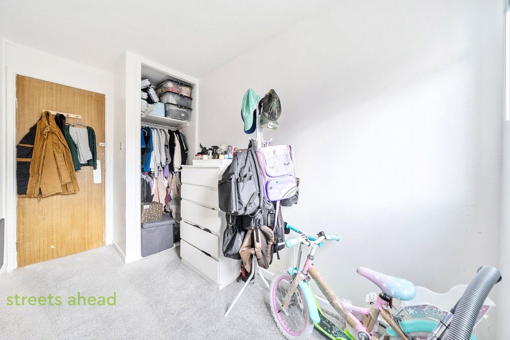 2 bed flat for saleDavies Close, Croydon CR0 photo 5