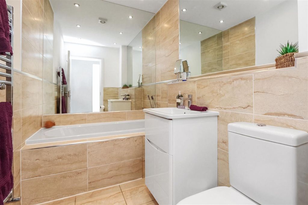 Additional image 5 of 3 bed flat for saleChapel Drive, Dartford DA2
