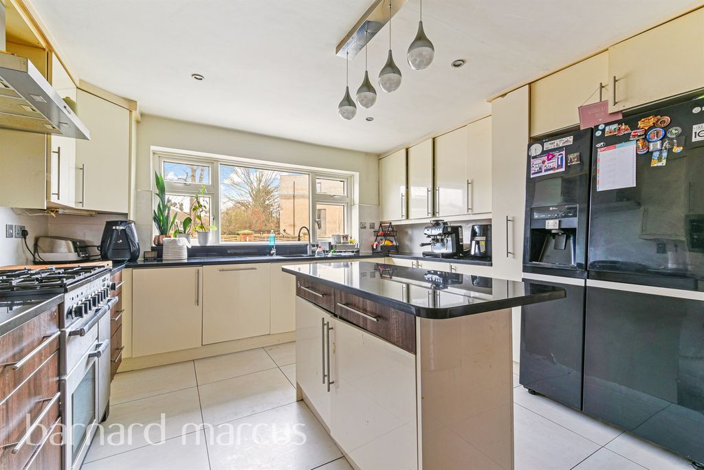 5 bed bungalow for saleDeepdene Avenue, Croydon CR0 photo 4