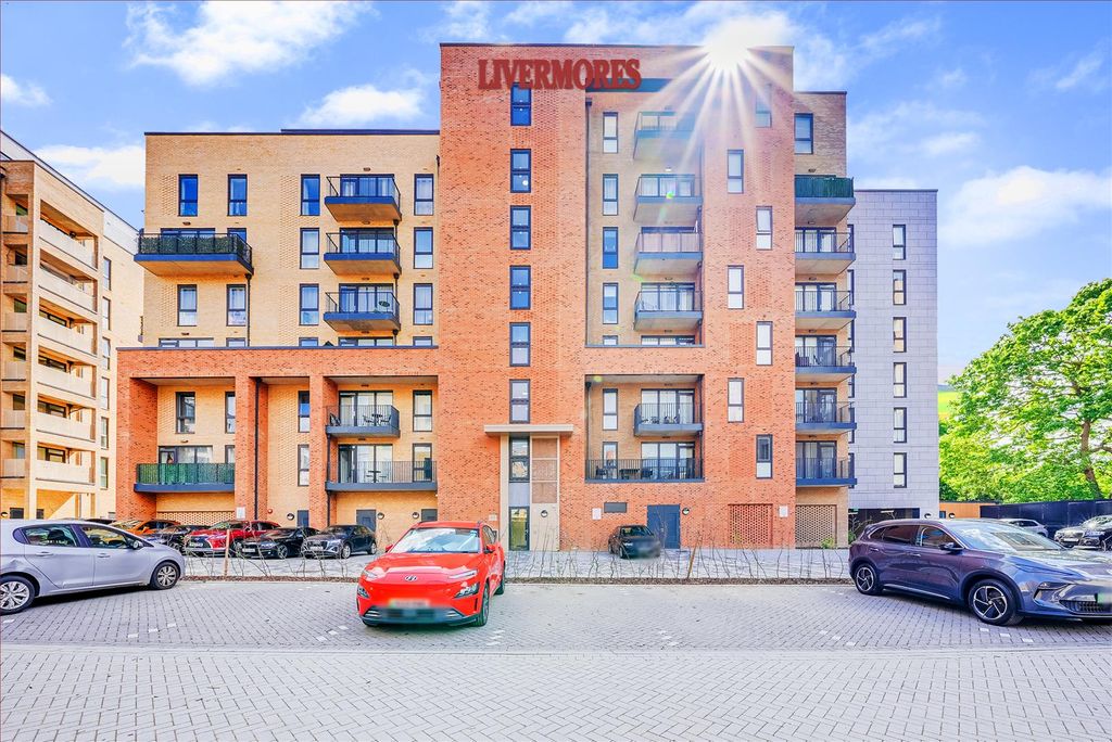 2 bed flat for saleTruman Way, Dartford DA1 photo 2