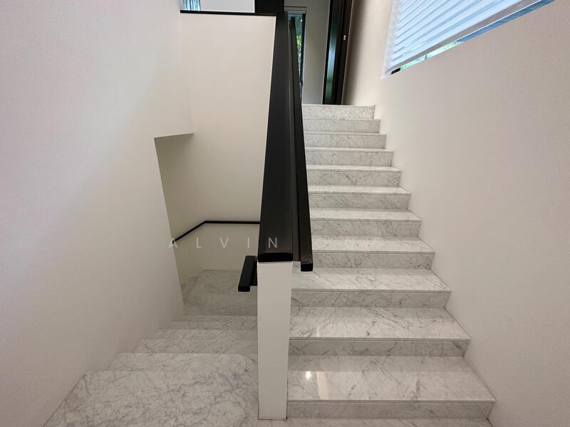 18 Nassim Hill photo 4