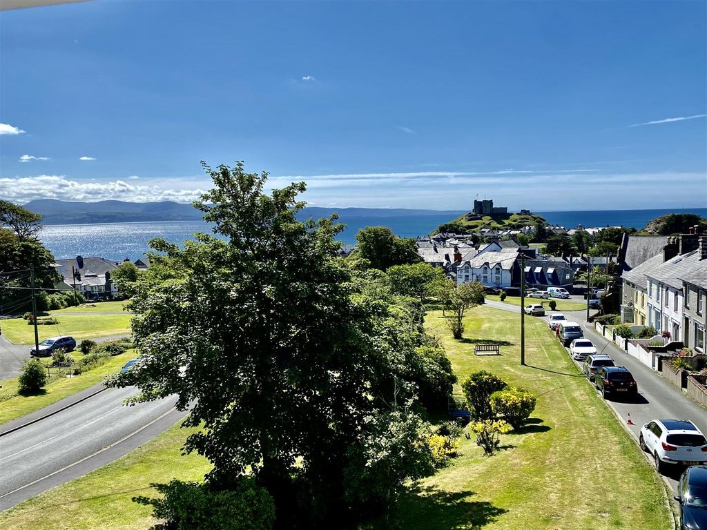 9 bed town house for saleY Maes, Criccieth LL52
