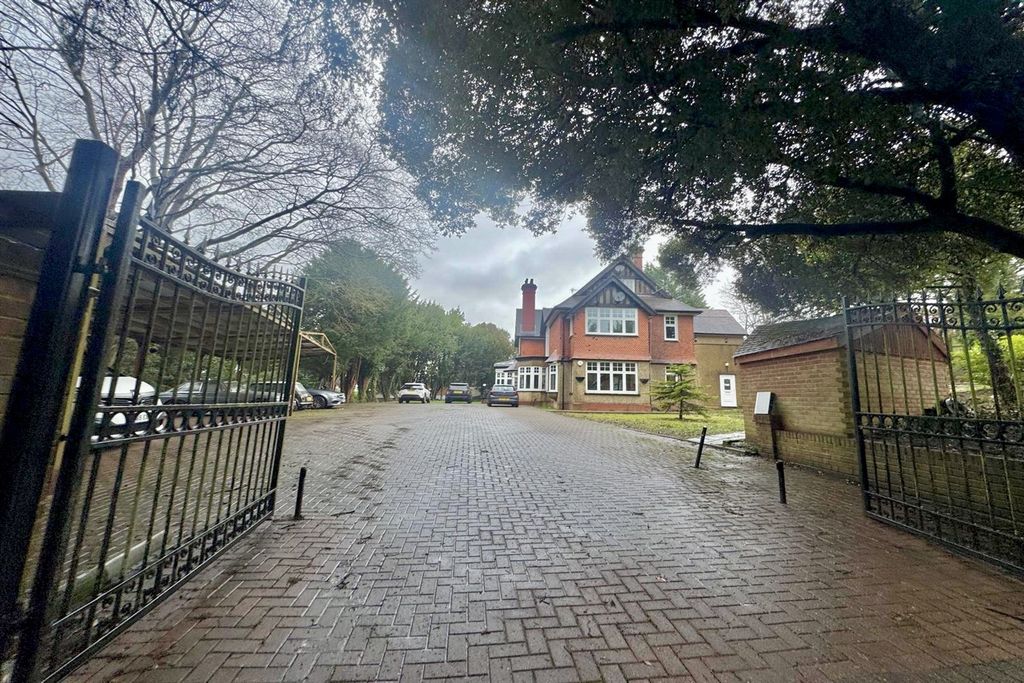 9 bed detached house for saleHurnford Close CR2