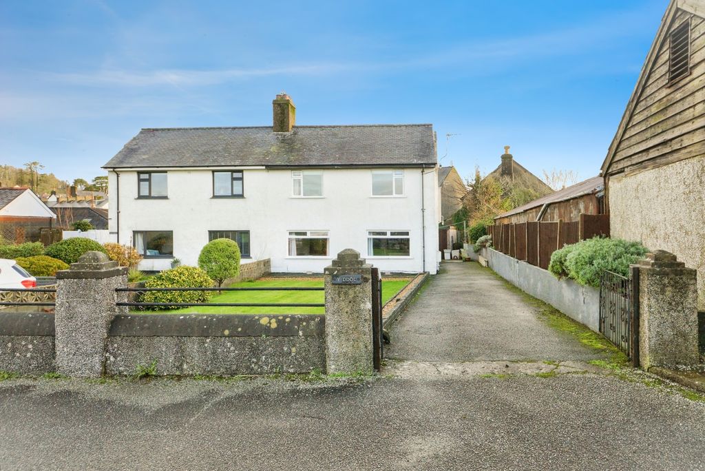 3 bed semi-detached house for saleCriccieth, Gwynedd LL52