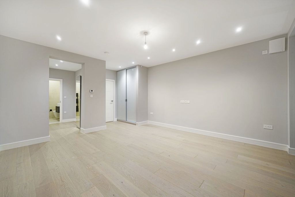 Additional image 8 of 3 bed flat for saleSouth Park Hill Road, South Croydon CR2