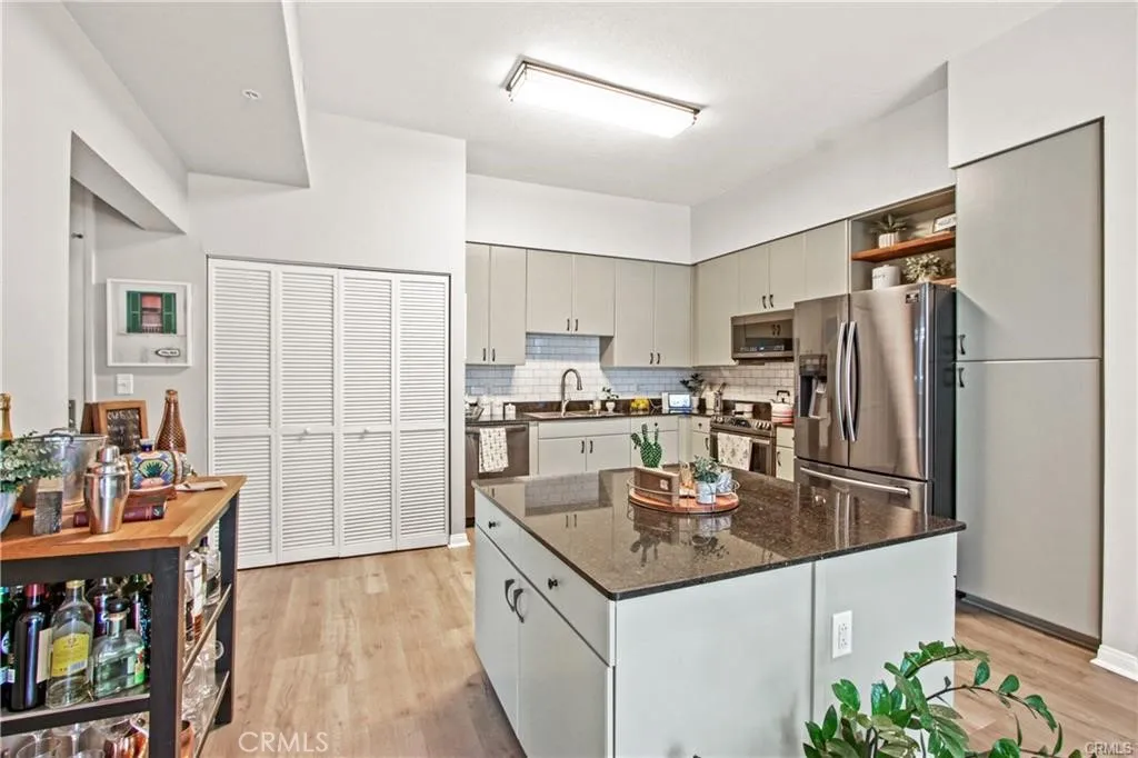 488 E Ocean Boulevard Unit 404, Long Beach, CA 90802 photo 2