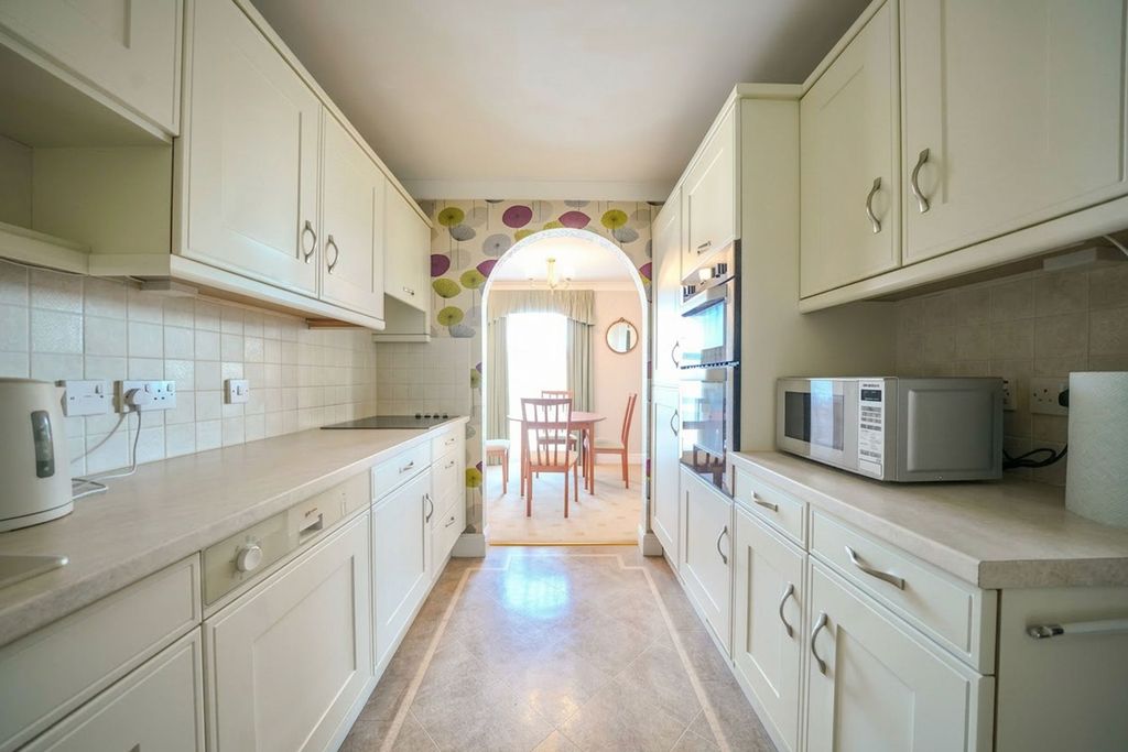 2 bed flat for saleColne Road, Cromer NR27 photo 5
