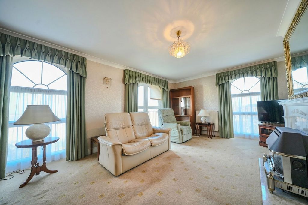 2 bed flat for saleColne Road, Cromer NR27 photo 4