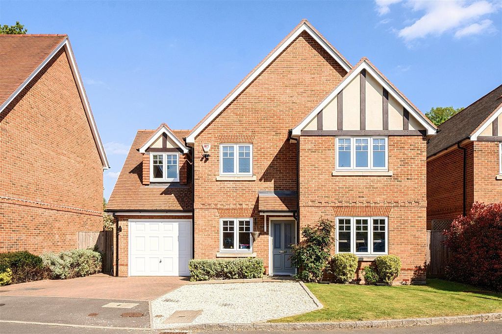 4 bed detached house for saleOak Apples Drive, Crowthorne, Berkshire RG45