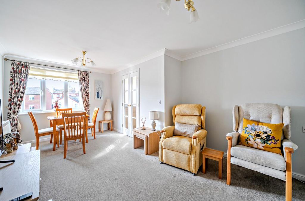 2 bed flat for saleHigh Street, Cullompton, Devon EX15 photo 2
